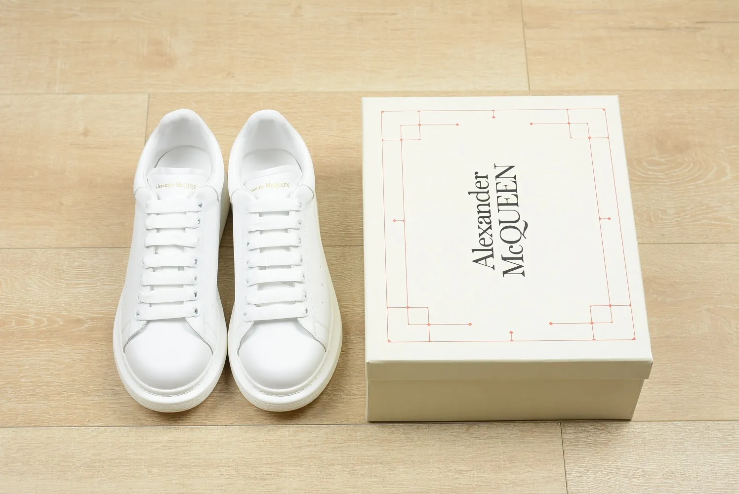 👟👟Ex-factory price 480👟👟 Mc Queen McQueen cowhide full white tail 35-44 ‼ ️‼ ️McQueen (Alexa**er McQue**n) Paris Fashion Week latest casual fashion sneakers high version ❗️❗️ Variety of fashion and different styles experience ‼ ️‼ ️Female size 34-40 Men’s size 38-44 Comes with full counter packaging